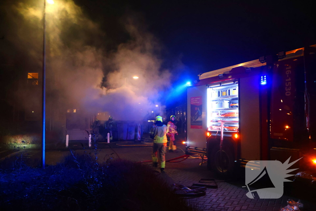 Afvalcontainer vliegt in brand