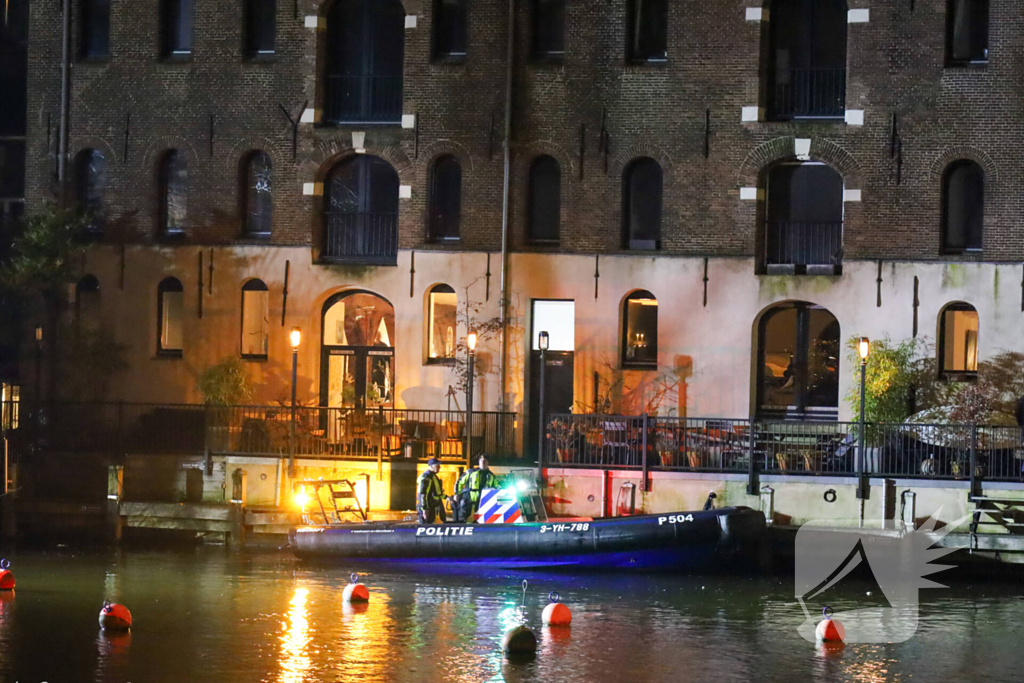 Politie zoekt naar verdachte in het water na achtervolging