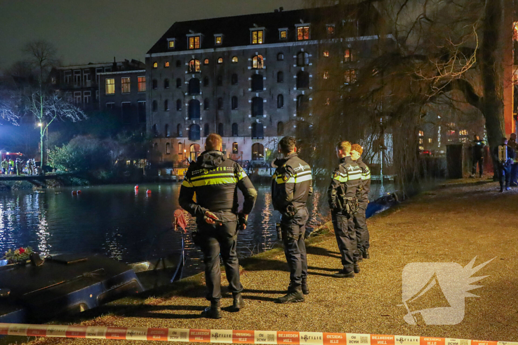 Politie zoekt naar verdachte in het water na achtervolging
