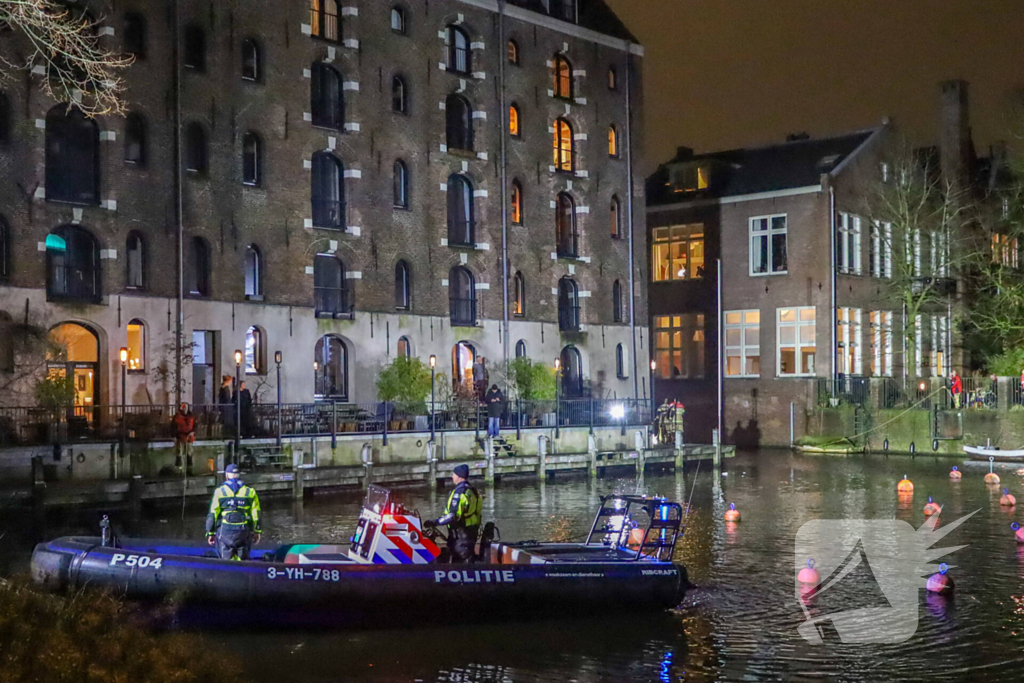 Politie zoekt naar verdachte in het water na achtervolging