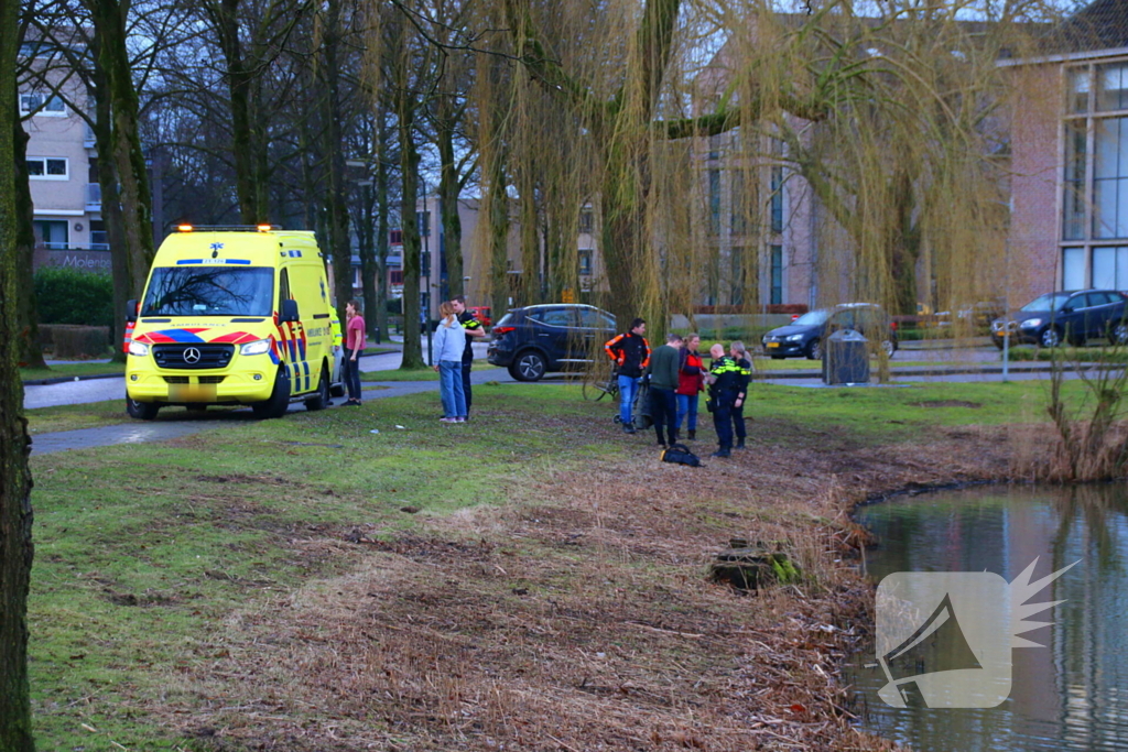 Persoon valt in water met rollator