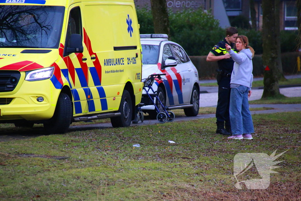 Persoon valt in water met rollator