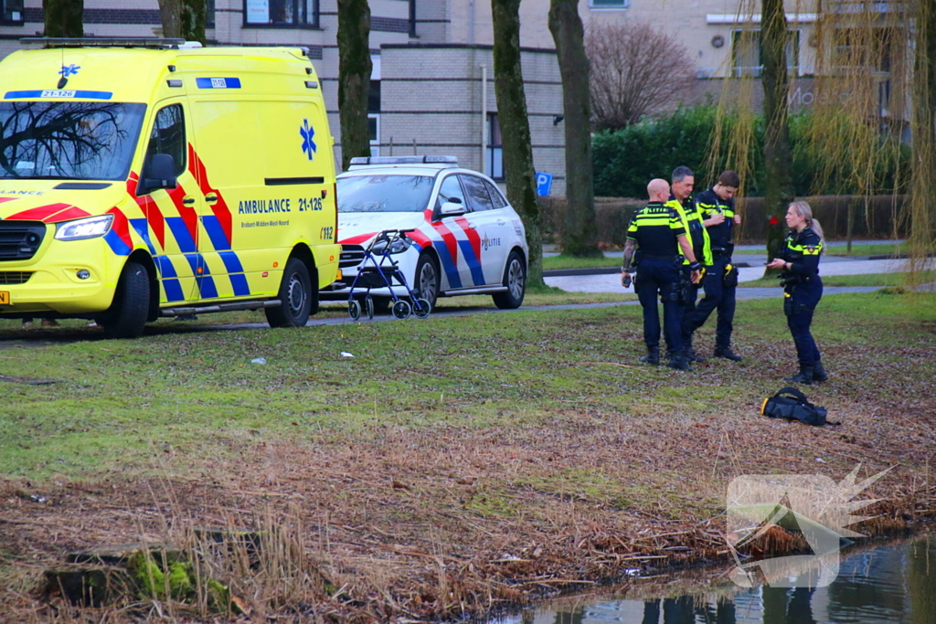 Persoon valt in water met rollator