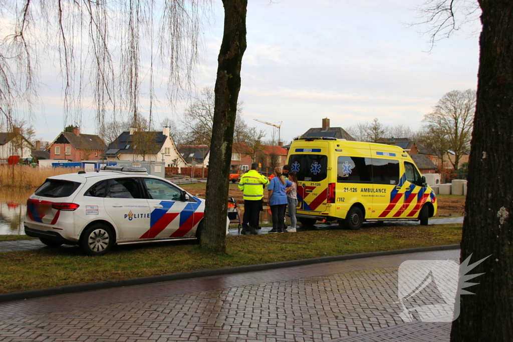 Persoon valt in water met rollator