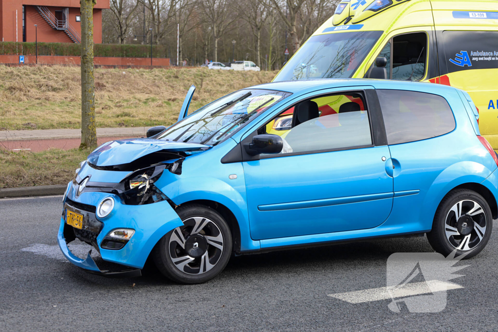 Gewonde na botsing met forse schades als gevolg