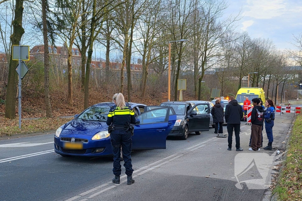 Kop-staart aanrijding voor verkeerlichten