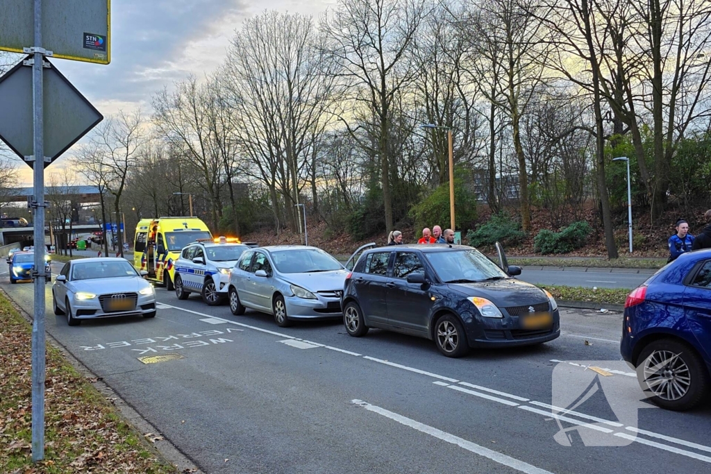 Kop-staart aanrijding voor verkeerlichten
