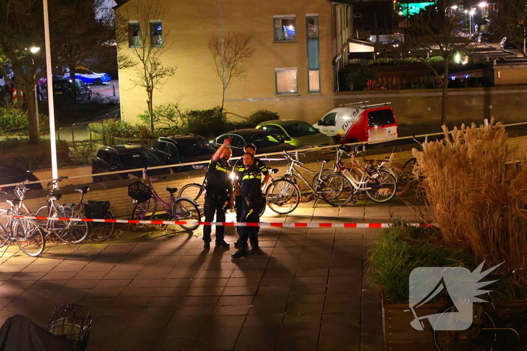 Zwaargewond persoon aangetroffen, politie doet onderzoek