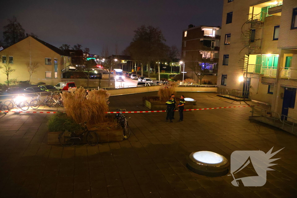 Zwaargewond persoon aangetroffen, politie doet onderzoek