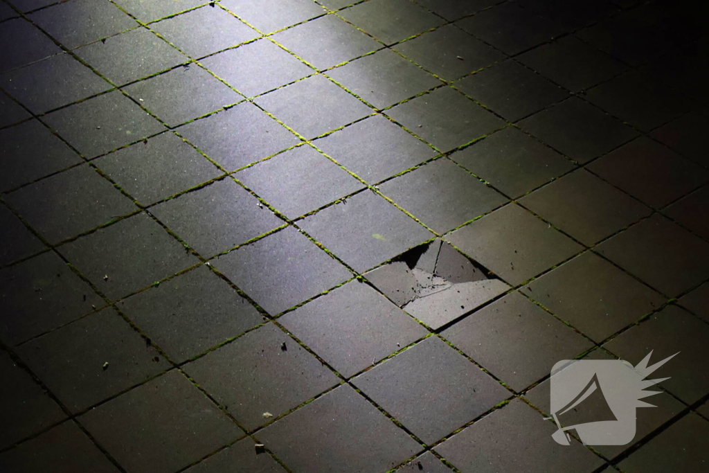 Zwaargewond persoon aangetroffen, politie doet onderzoek