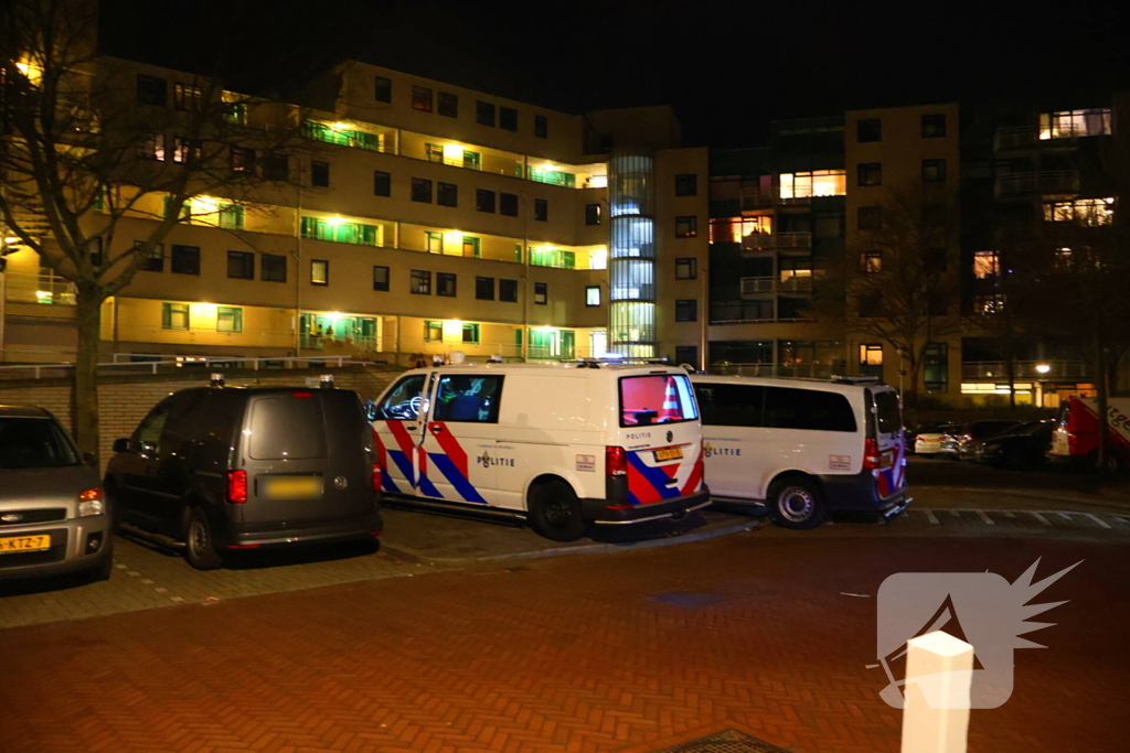 Zwaargewond persoon aangetroffen, politie doet onderzoek