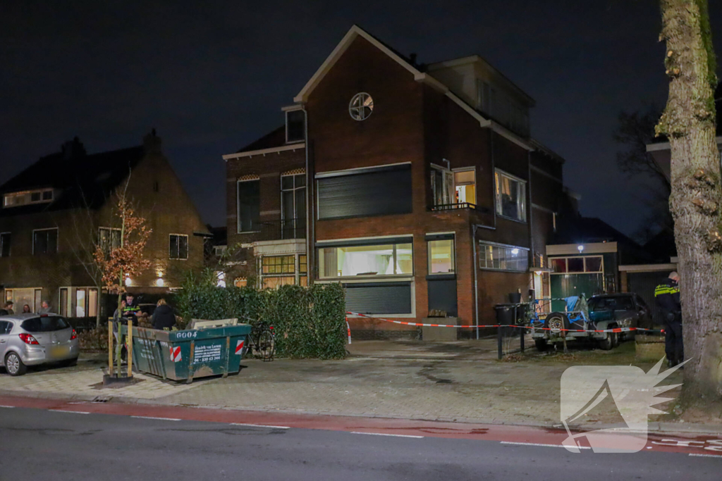 Brand na explosie bij woning