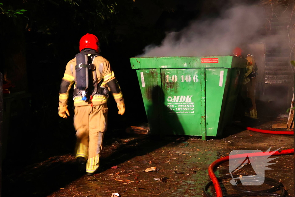 Bouwcontainer vat vlam naast woning met rietendak