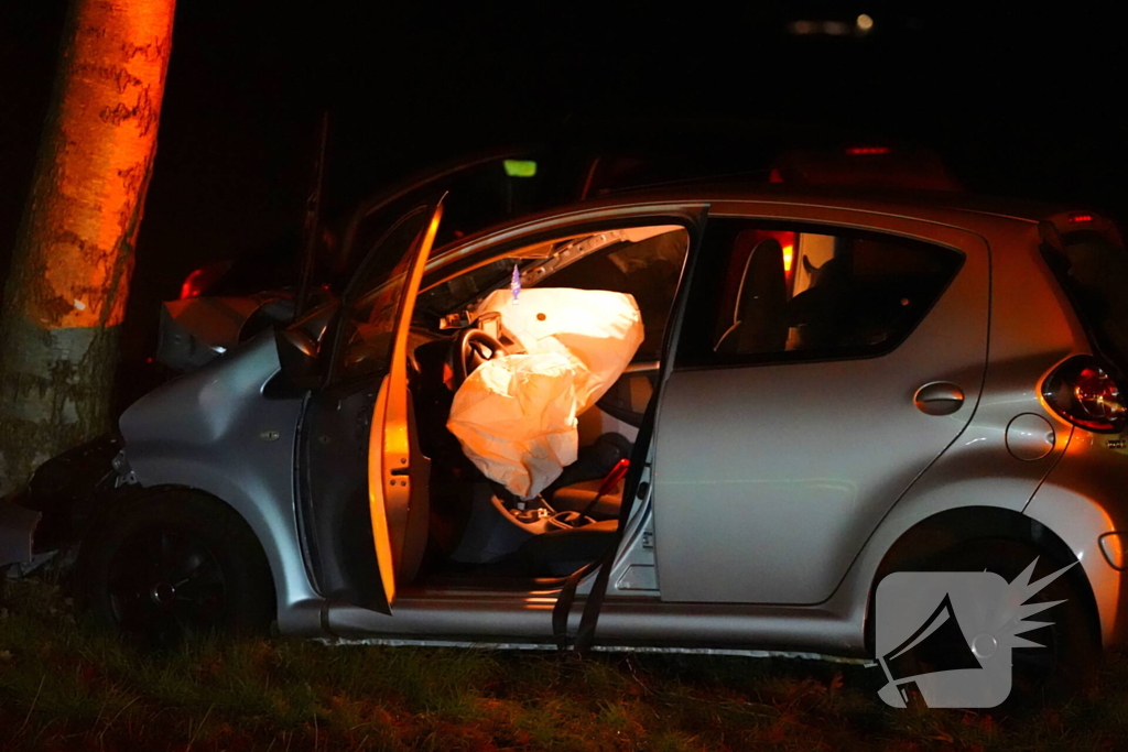 Auto botst tegen boom een persoon gewond