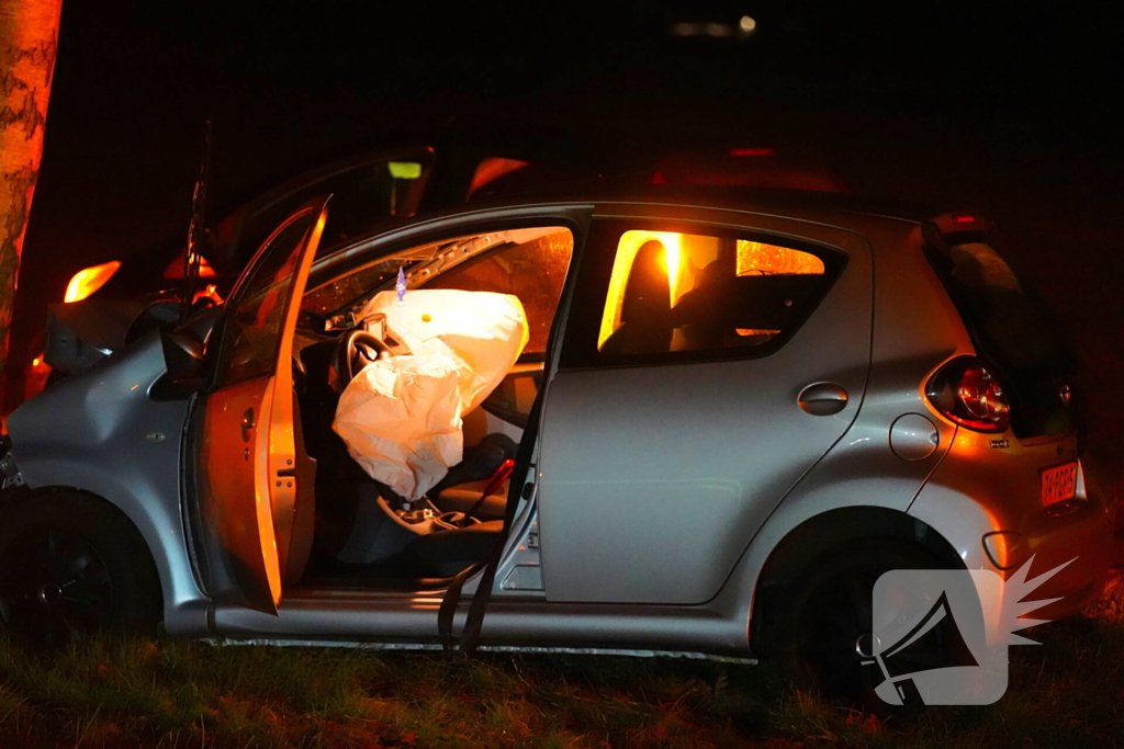 Auto botst tegen boom een persoon gewond