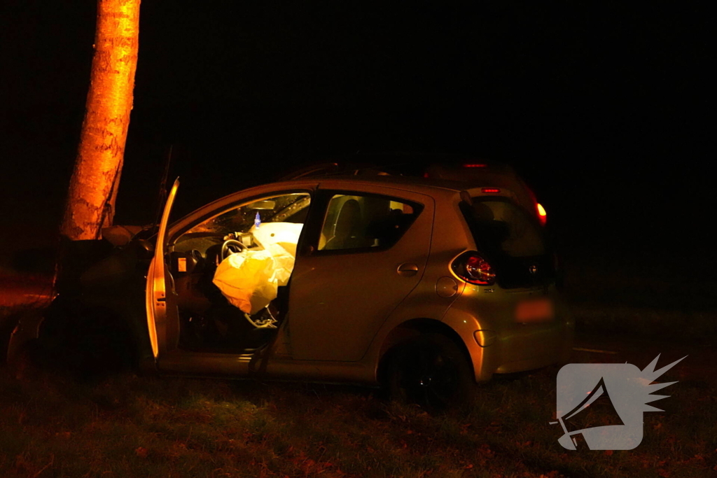 Auto botst tegen boom een persoon gewond