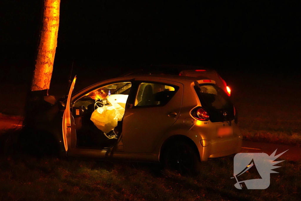Auto botst tegen boom een persoon gewond