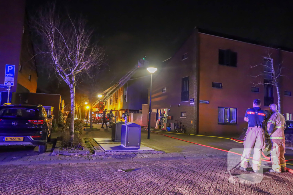 Brandweer bestrijdt brand in dakkapel