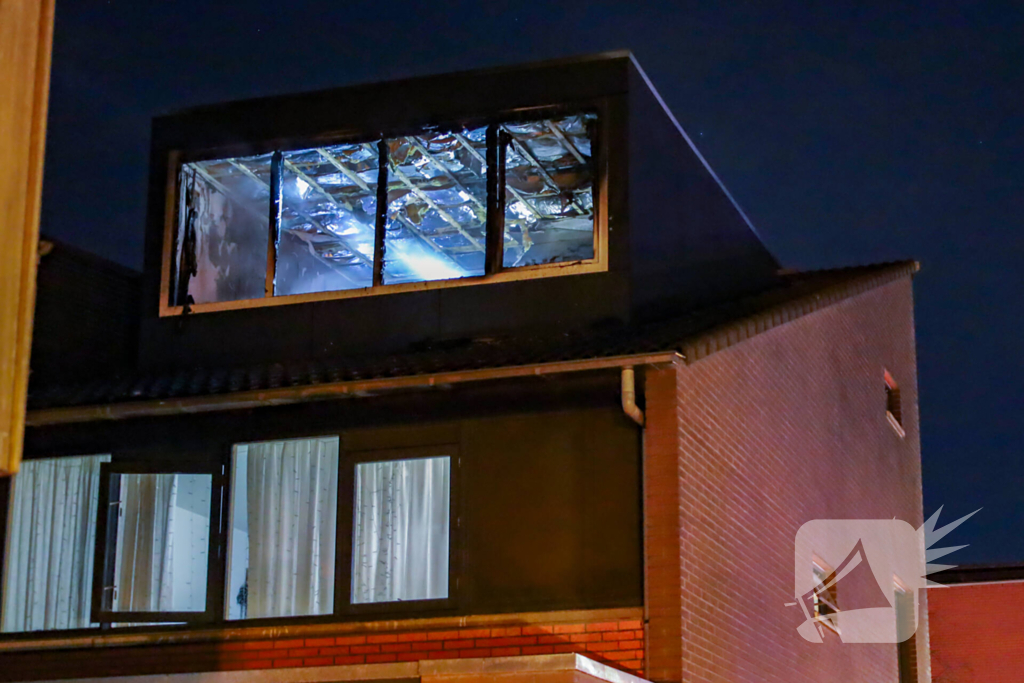 Brandweer bestrijdt brand in dakkapel