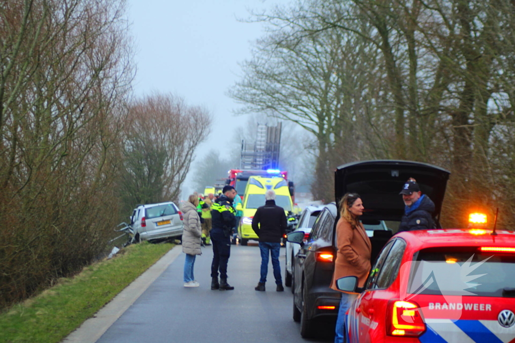Auto ramt meerdere bomen, bestuurder uit auto geslingerd