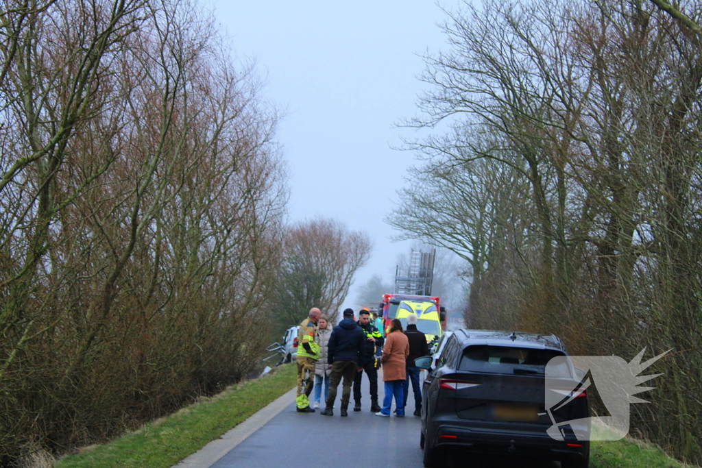 Auto ramt meerdere bomen, bestuurder uit auto geslingerd
