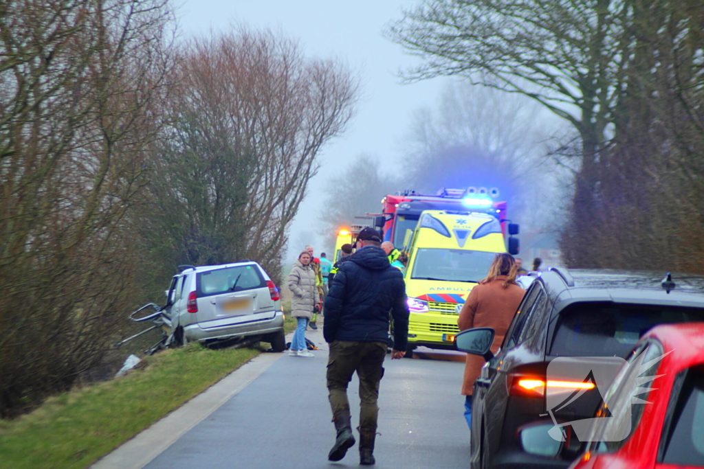 Auto ramt meerdere bomen, bestuurder uit auto geslingerd