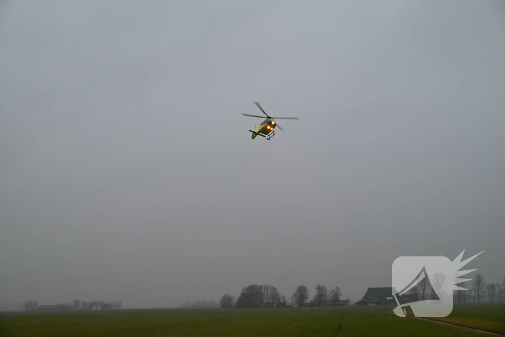 Auto ramt meerdere bomen, bestuurder uit auto geslingerd