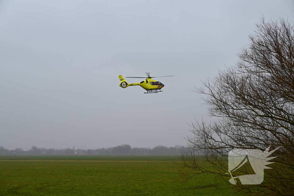 Auto ramt meerdere bomen, bestuurder uit auto geslingerd