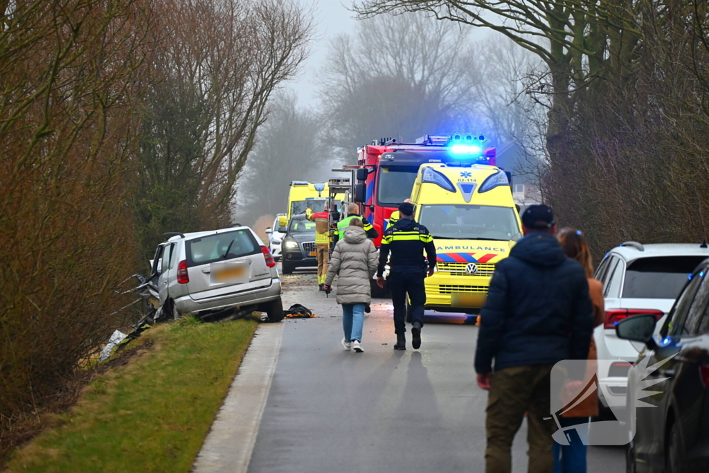 Auto ramt meerdere bomen, bestuurder uit auto geslingerd