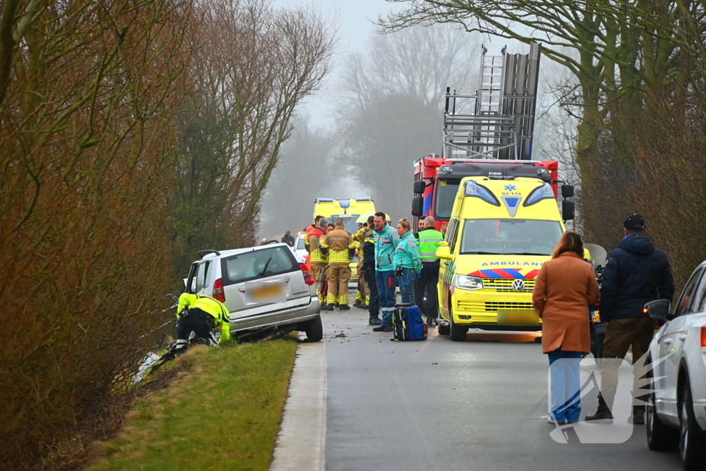 Auto ramt meerdere bomen, bestuurder uit auto geslingerd