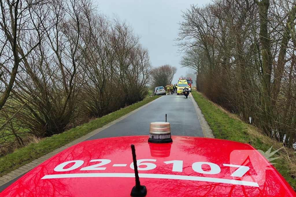 Auto ramt meerdere bomen, bestuurder uit auto geslingerd
