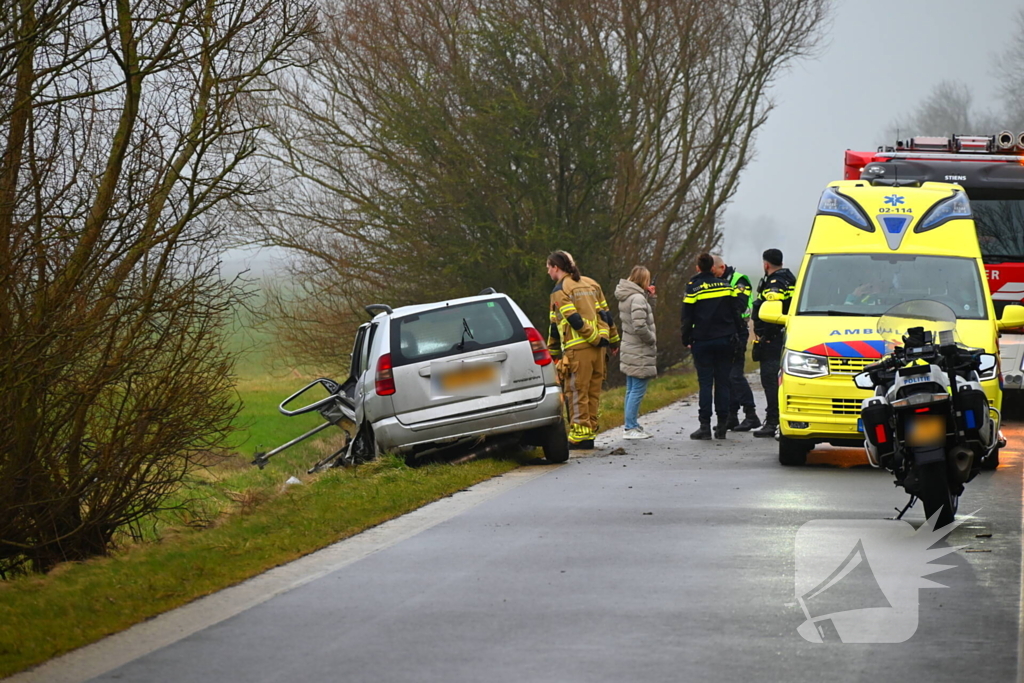 Auto ramt meerdere bomen, bestuurder uit auto geslingerd
