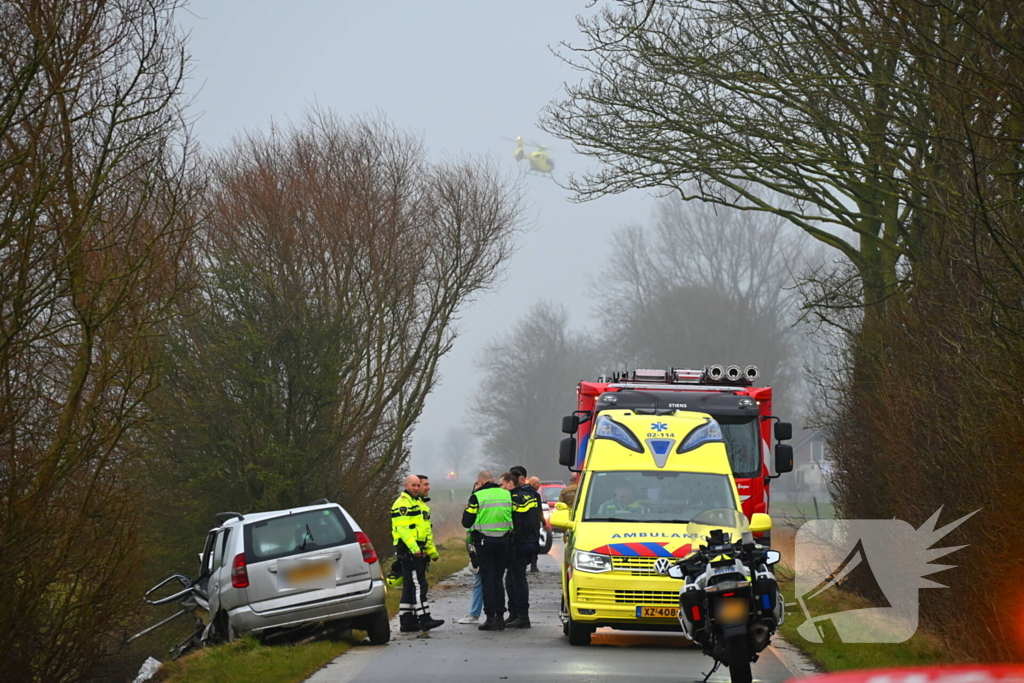 Auto ramt meerdere bomen, bestuurder uit auto geslingerd