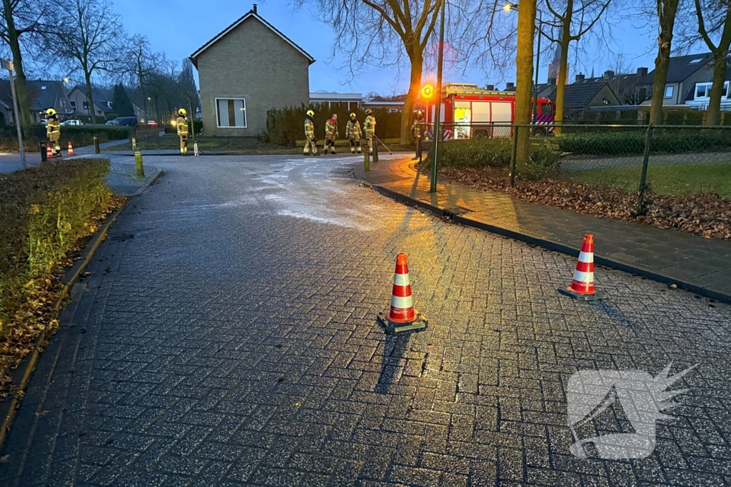 Brandweer reinigt oliespoor op wegdek