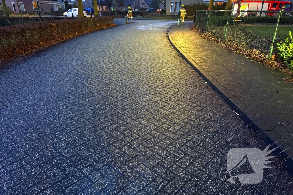 Brandweer reinigt oliespoor op wegdek