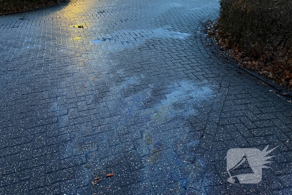 Brandweer reinigt oliespoor op wegdek