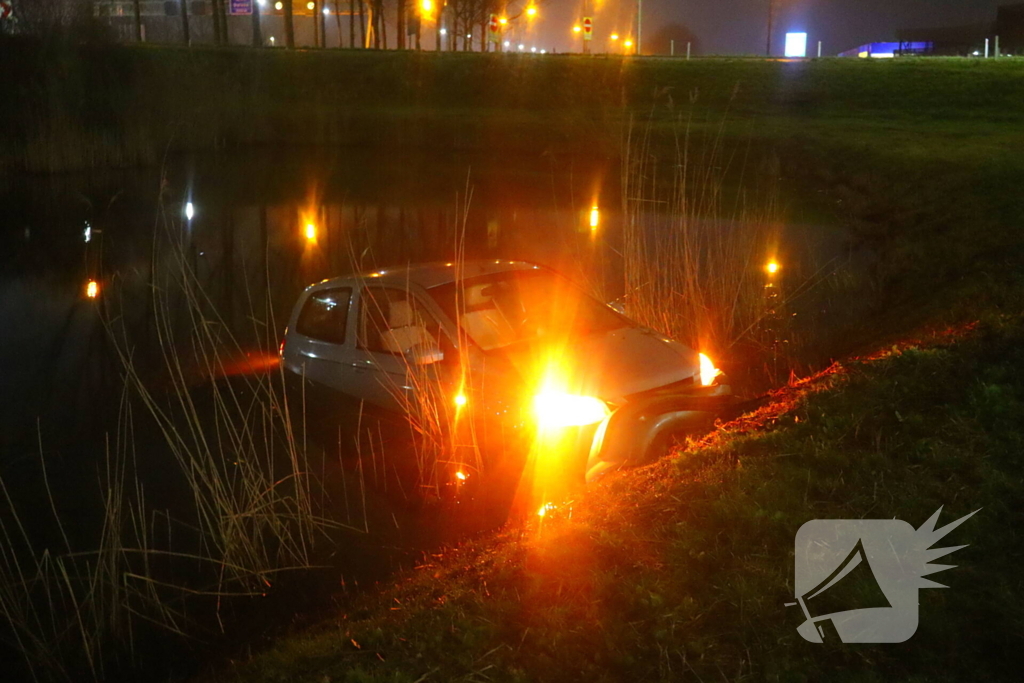 Bergingsbedrijf haalt voertuig uit het water