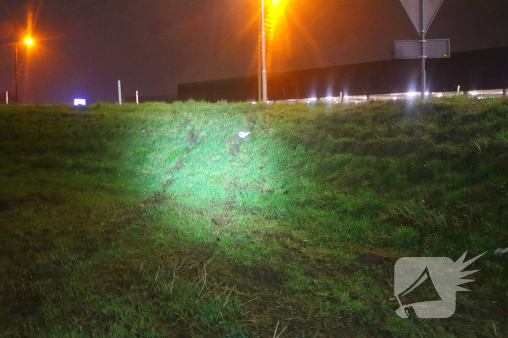 Bergingsbedrijf haalt voertuig uit het water