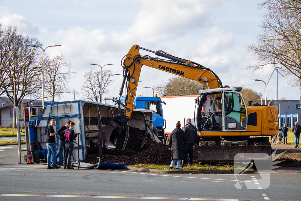 Vrachtwagentrailer met aardappelen kantelt