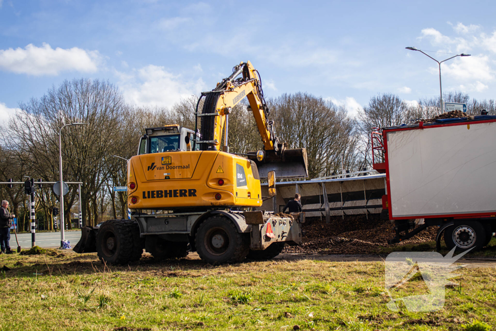 Vrachtwagentrailer met aardappelen kantelt
