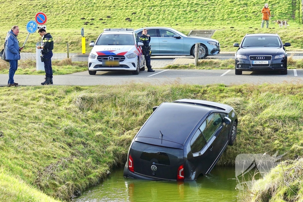Voertuig belandt in water na vergeten handrem