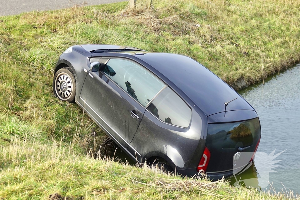 Voertuig belandt in water na vergeten handrem