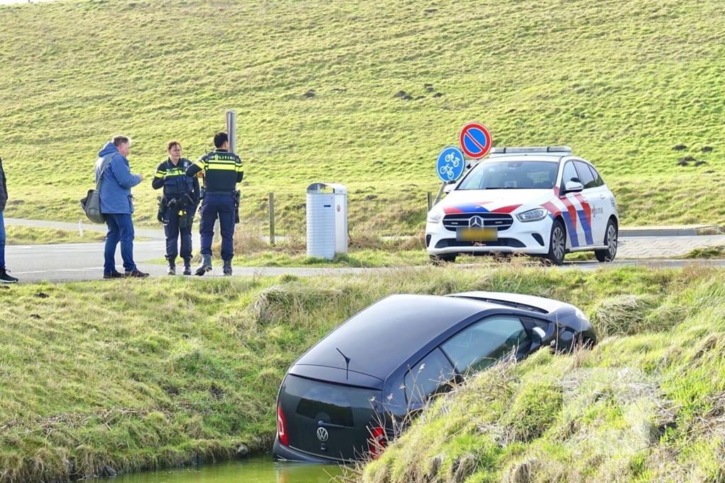 Voertuig belandt in water na vergeten handrem