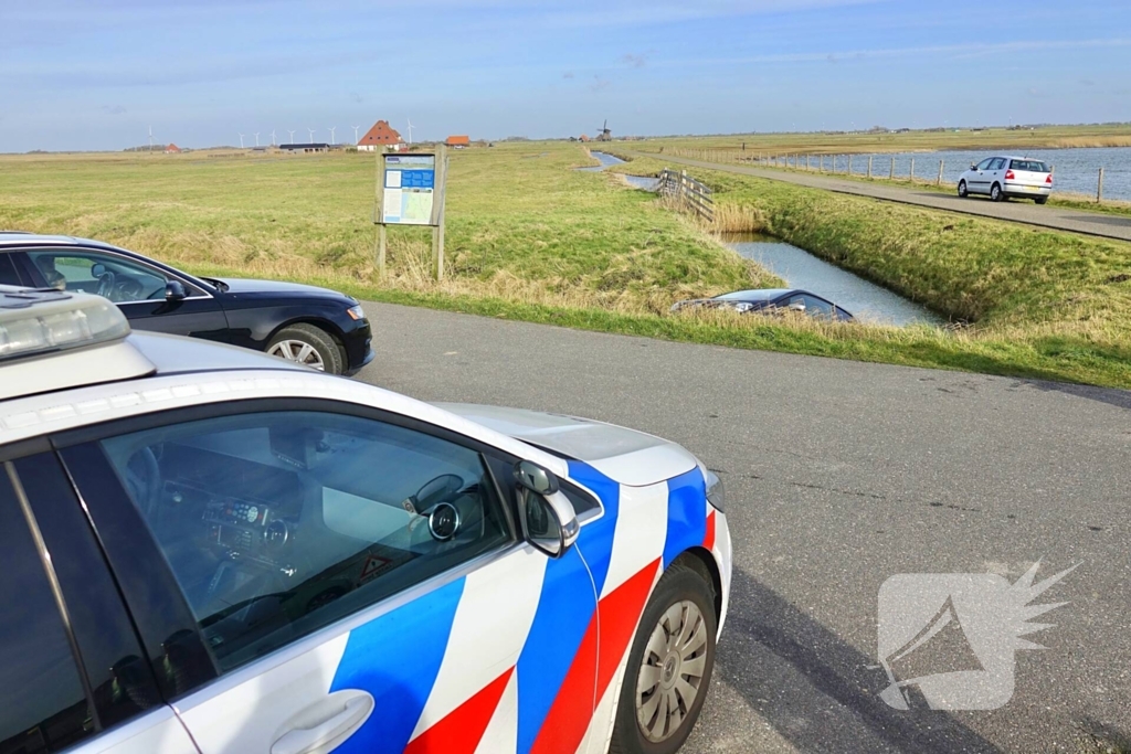 Voertuig belandt in water na vergeten handrem