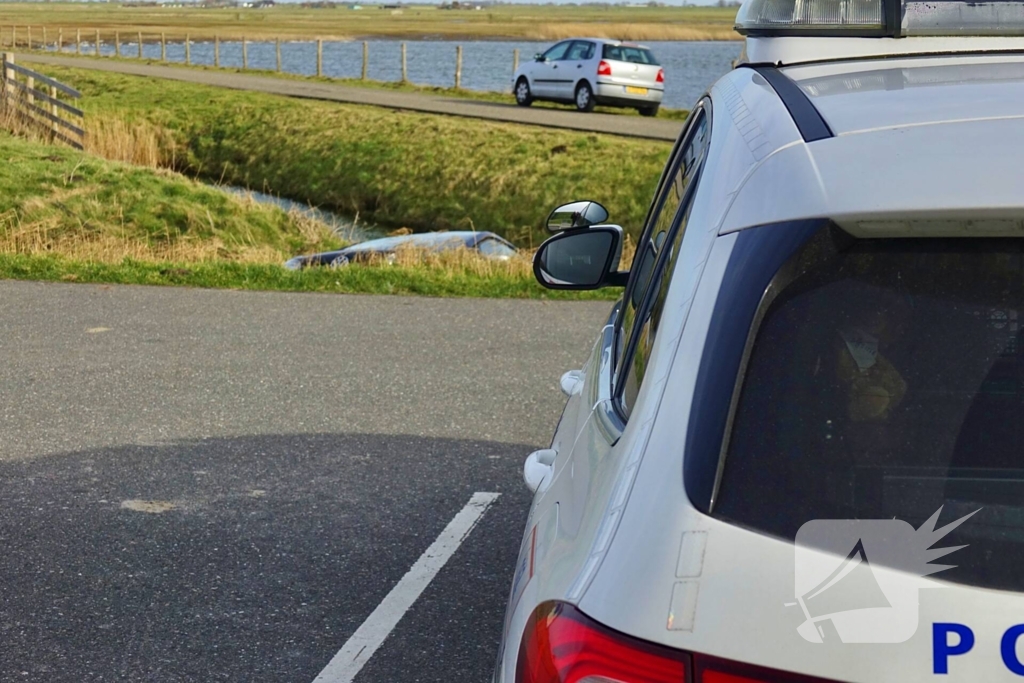 Voertuig belandt in water na vergeten handrem