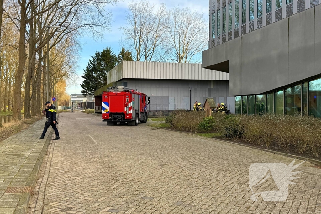 Smeulende relais zorgt voor rookontwikkeling in bedrijfspand