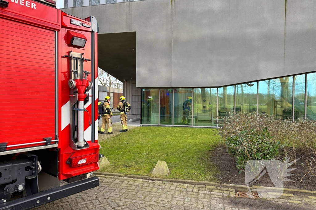 Smeulende relais zorgt voor rookontwikkeling in bedrijfspand