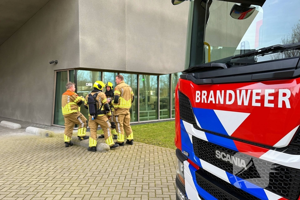 Smeulende relais zorgt voor rookontwikkeling in bedrijfspand