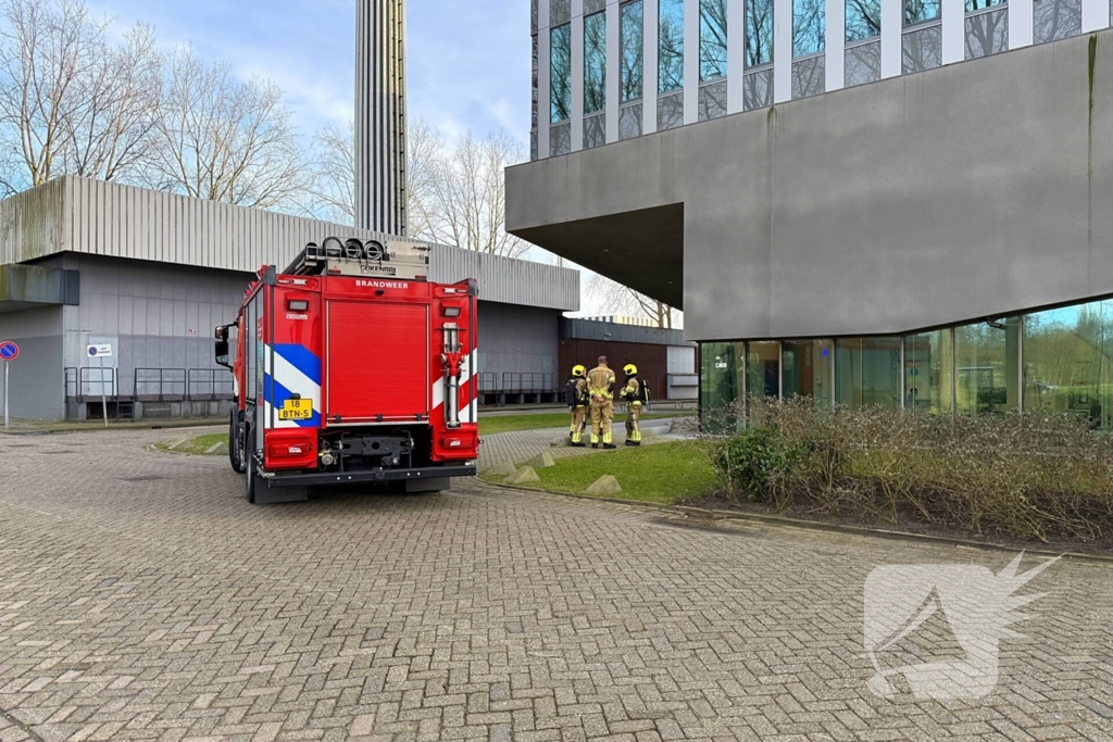 Smeulende relais zorgt voor rookontwikkeling in bedrijfspand
