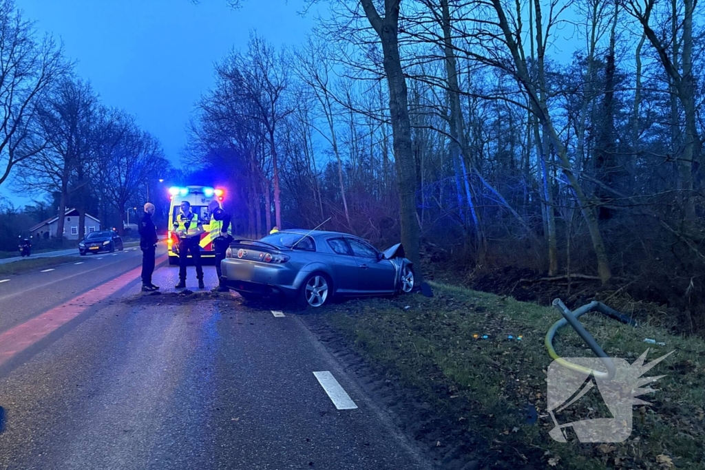 Gewonde nadat auto tegen boom klapt